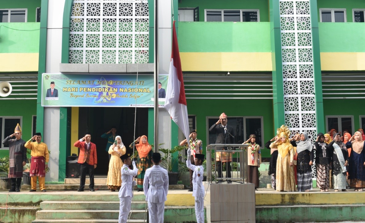 You are currently viewing Peringati Hari Pendidikan Nasional MAN 3 Medan Laksanakan Upacara Bendera di Lapangan Madrasah