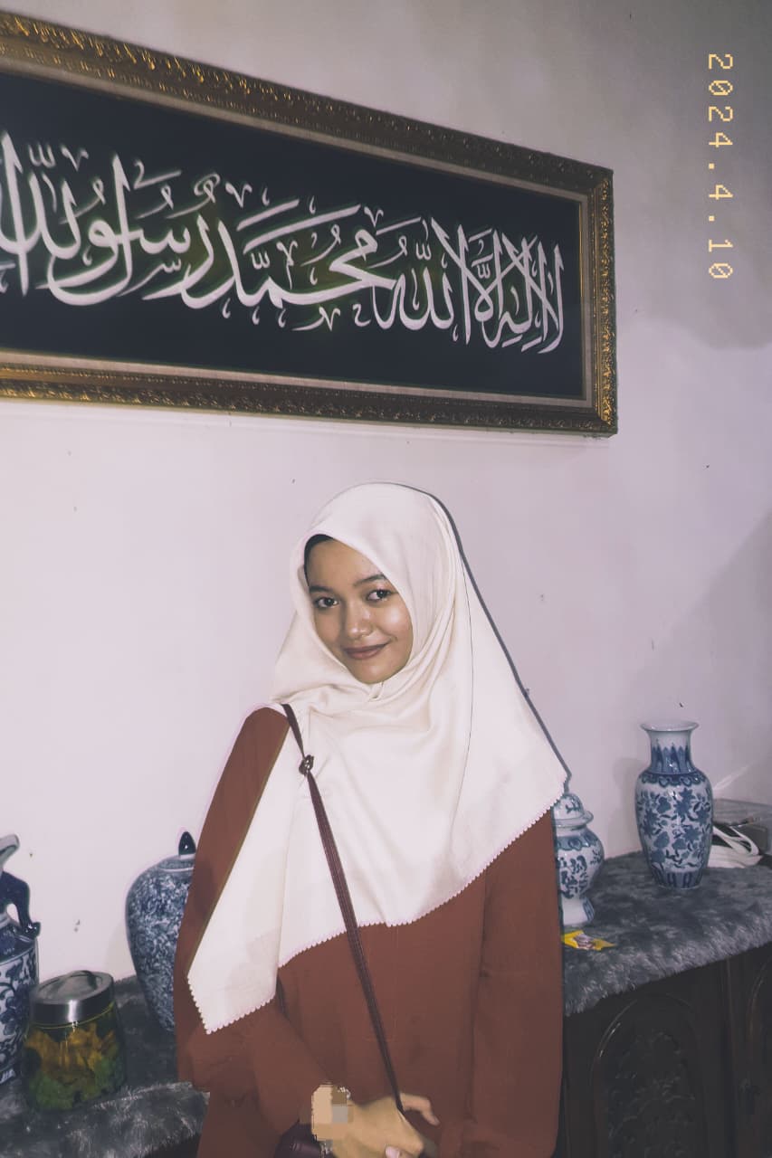 Luthfia Zahra pelajar inovasi anak muda Telkom University sedang belajar coding robotik